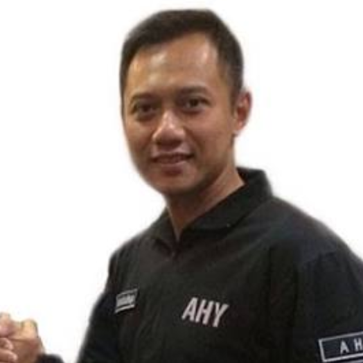 Prabowo "Diapit" Sandiaga Dan AHY Saat