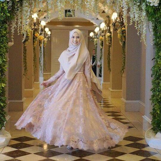 Jadilah Satu-satunya Bidadari di Hari Pernikahanmu dengan Gaun Pengantin Syar'i Ini!