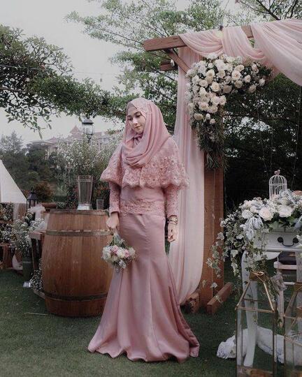 Jadilah Satu-satunya Bidadari di Hari Pernikahanmu dengan Gaun Pengantin Syar'i Ini!