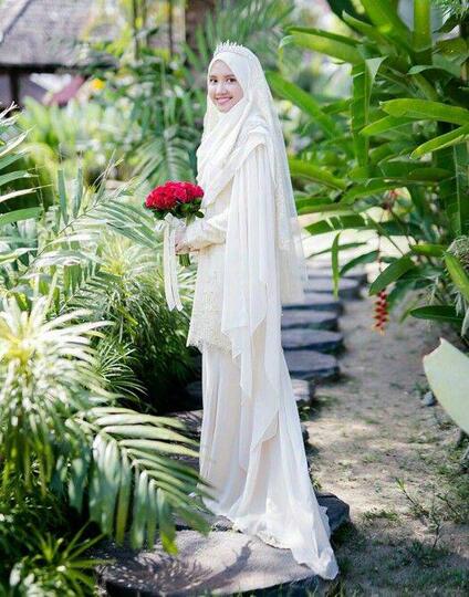 Jadilah Satu-satunya Bidadari di Hari Pernikahanmu dengan Gaun Pengantin Syar'i Ini!