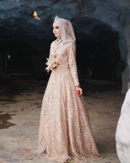 Jadilah Satu-satunya Bidadari di Hari Pernikahanmu dengan Gaun Pengantin Syar'i Ini!