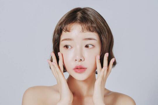 Glass Skin, Kulit Sebening Kaca yang Jadi Tren Baru Wanita Korea. Mau Ikuti Resepnya?