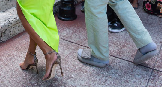 Datang Ke Nikahan, Kanye West Pake Sepatu Kekecilan