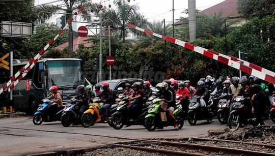 Susahnya Menghargai Nyawa Sendiri Ketika Melewati Perlintasan Rel Kereta Api Kaskus