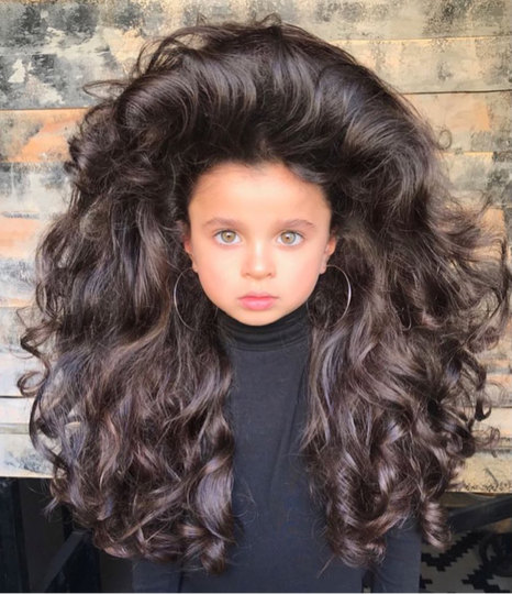 Ini Mia, Fashionista Cilik Berambut ‘Singa’ yang Populer di Instagram
