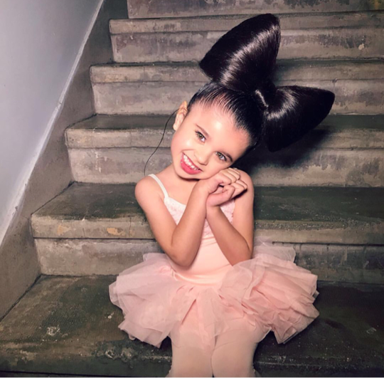 Ini Mia, Fashionista Cilik Berambut ‘Singa’ yang Populer di Instagram