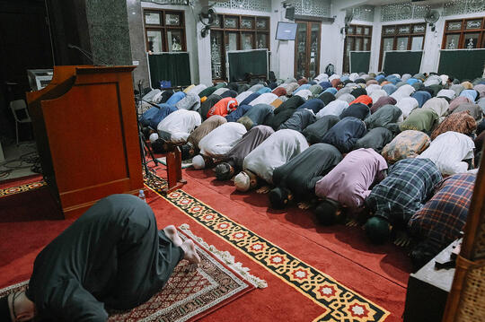 Imam Masjid Menjadi Model Sampul Majalah Pria Dewasa, Bikin Meleleh Hati Kaum Hawa