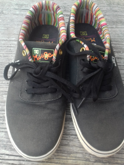 Sepatu Kamu Pudar? Jangan Dibuang, Di Repaint Pake Spidol Aja Gansis.!!