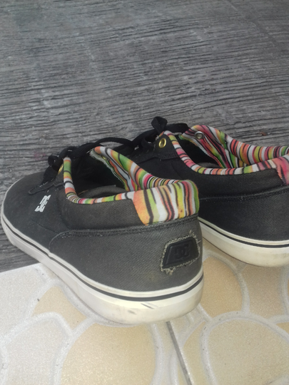 Sepatu Kamu Pudar? Jangan Dibuang, Di Repaint Pake Spidol Aja Gansis.!!