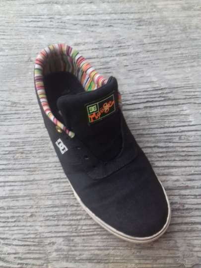 Sepatu Kamu Pudar? Jangan Dibuang, Di Repaint Pake Spidol Aja Gansis.!!