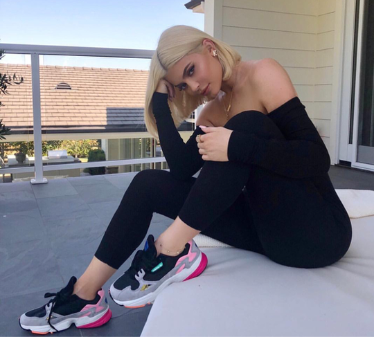 Sepatu Adidas yang Dipakai Kylie Jenner 