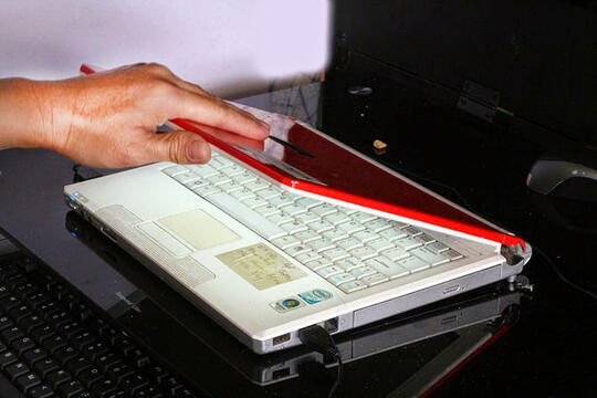 Supaya Engsel Laptop Panjang Umur Ikutin Tips Ini Yuk Aslinyalo