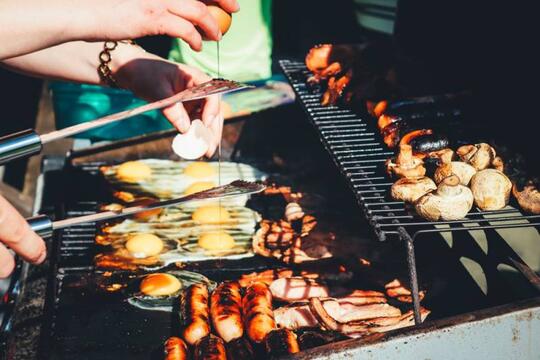 Makan Sosis Memang Nikmatnya Tiada Dua. Sudah Tahu Belum Cerita Asal Mulanya?