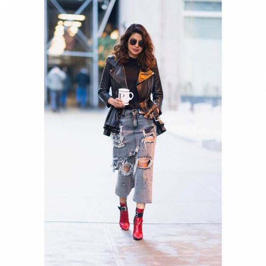 Curi 8 Gayanya Priyanka Chopra Ini! Nggak Terbuka, Cocok sama Budaya Ketimuran