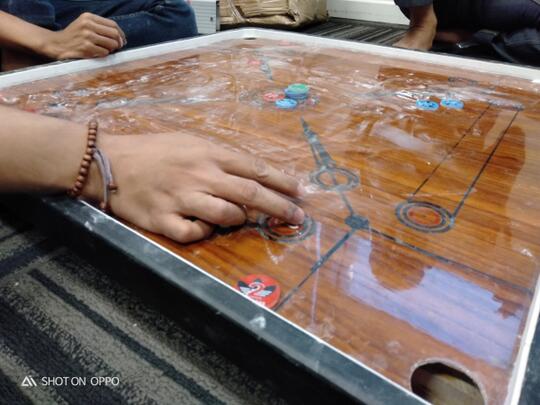 Begini Karyawan Kantoran Kalo Sedang Bosan Nungguin Jam Pulang Kerja