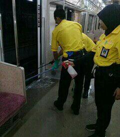 KRL Bekasi heboh, ada penumpang wanita BAB dalam gerbong | KASKUS