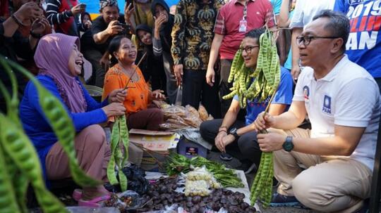 Pakai Sepatu Sambil Duduki Cabai, Sandiaga : Indonesia Lagi Pedes

