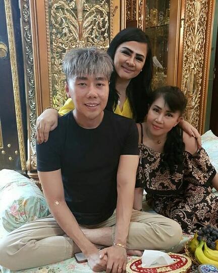 Anak Berbakti 10 Potret Kedekatan Roy Kiyoshi Dan Ibunya