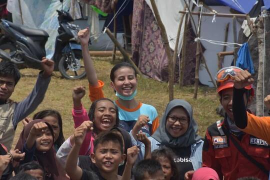 Tanpa Make Up, 9 Potret Awkarin Jadi Relawan di Palu