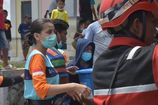 Tanpa Make Up, 9 Potret Awkarin Jadi Relawan di Palu