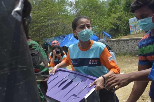 Tanpa Make Up, 9 Potret Awkarin Jadi Relawan di Palu