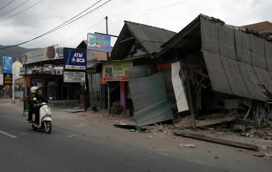 Rumah Korban Gempa Manfaatkan Kayu Sitaan