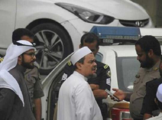 Rizieq Pasang Bendera Tauhid, Dianggap Bentuk Perlawanan Terhadap Kerajaan Saudi