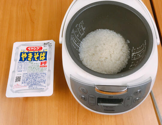 Begini Jadinya Kalo Mie Instan Dimasak Bareng Nasi