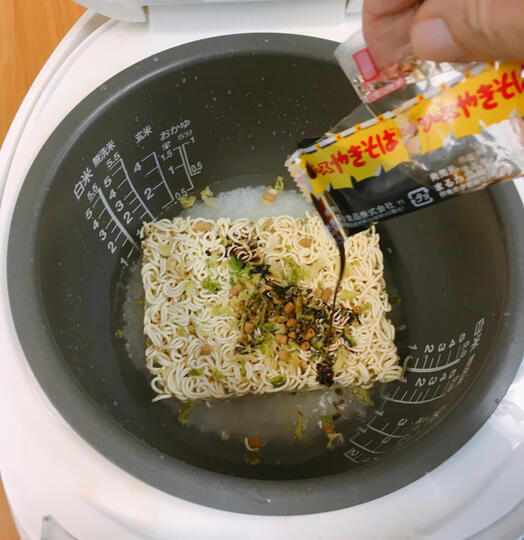 Begini Jadinya Kalo Mie Instan Dimasak Bareng Nasi
