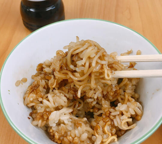 Begini Jadinya Kalo Mie Instan Dimasak Bareng Nasi