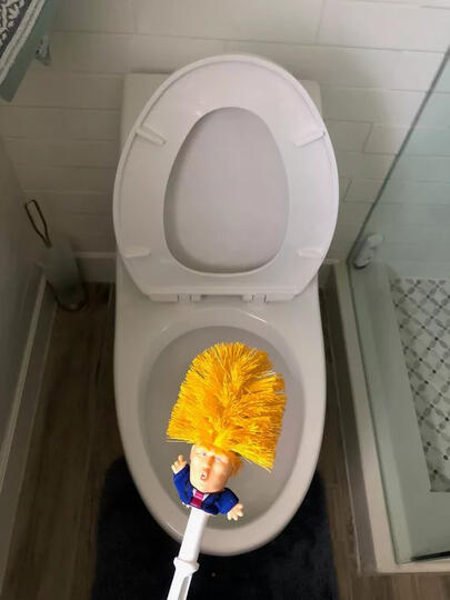 GOKIL! Orang Ini Jualan Sikat WC Donald Trump, Dan LAKU Gan!