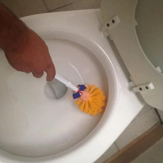 GOKIL! Orang Ini Jualan Sikat WC Donald Trump, Dan LAKU Gan!