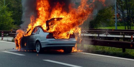 Mobil BMW Terbakar, Pemilik Mobil Tidur Di Dalamnya