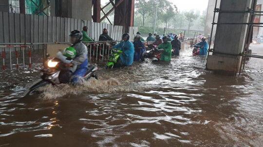 Hujan Deras, Banjir Setinggi 1 Meter Sebabkan Puluhan Motor Mogok di Fatmawati