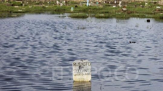 Ribuan Makam di TPU Semper Jakarta Utara Terendam Banjir