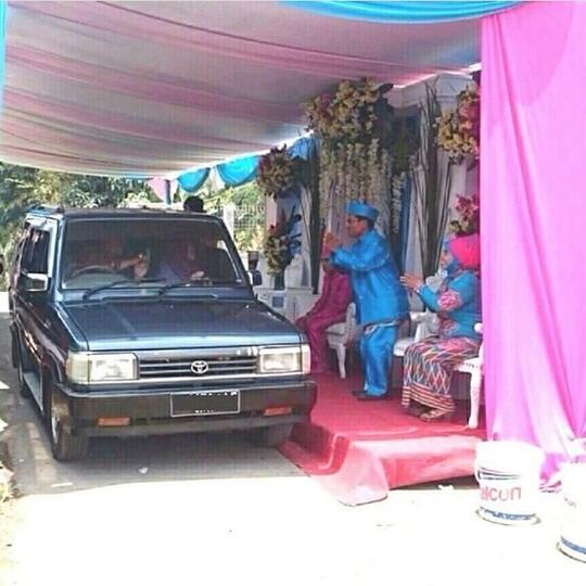 Unik Gan. Pernikahan di tempat nggak biasa ini cuma ada di Indonesia