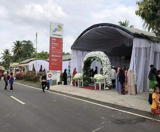 Unik Gan. Pernikahan di tempat nggak biasa ini cuma ada di Indonesia
