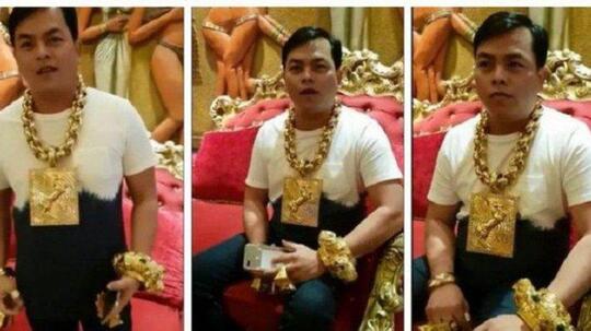 PAMER! Pria Ini Selalu Pakai Perhiasan Emas "SEGEDE GABAN" Beratnya 13 KG!