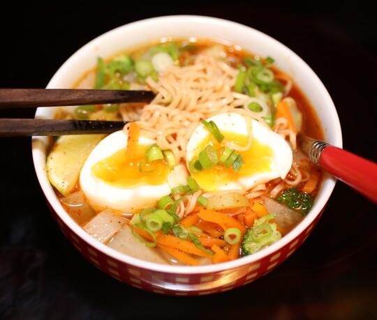 Musim Hujan Bawaannya Laper Terus? Cobain Aja Makanan Maknyos Ini!