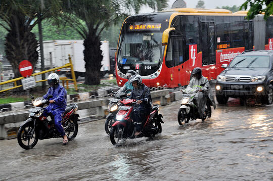 Naik Motor Saat Hujan, 5 Hal Nyebelin Ini Sering Terjadi