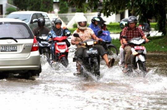 Naik Motor Saat Hujan, 5 Hal Nyebelin Ini Sering Terjadi