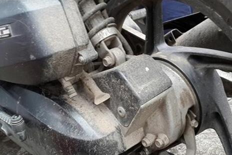 Naik Motor Saat Hujan, 5 Hal Nyebelin Ini Sering Terjadi