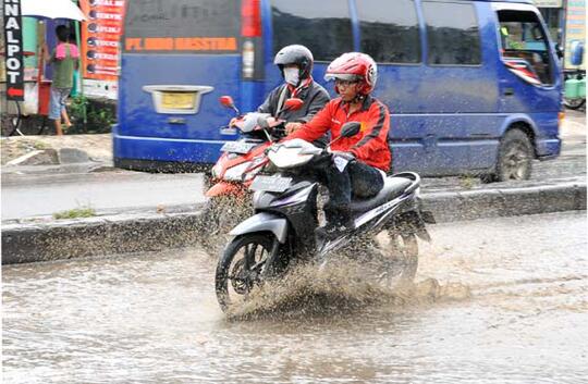 Naik Motor Saat Hujan, 5 Hal Nyebelin Ini Sering Terjadi