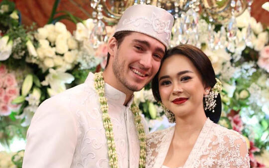 Aura Kasih Umumkan Kehamilan