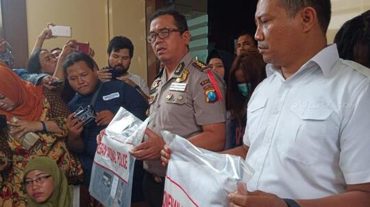Akhirnya Kondom Dan Celana Dalam Ungu Vanessa Angel Dipamerkan