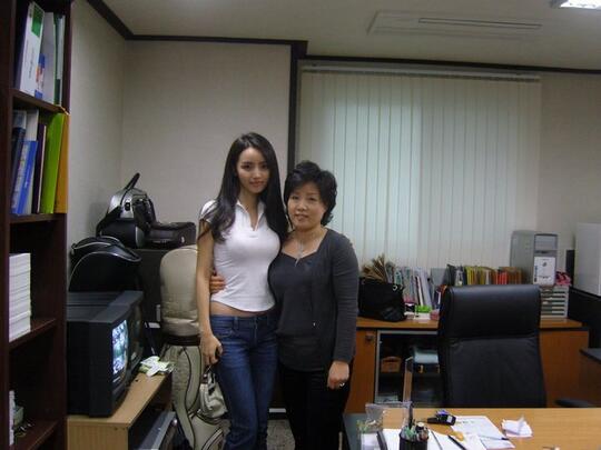 DUH! Guru Cantik Dan "SEKSI" Asal Korea Ini Jadi Idola Di Sekolah Khusus PRIA!