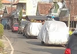 Punya Mobil Gak Punya Garasi, Parkir Di Pinggir Jalan Pun Jadi.