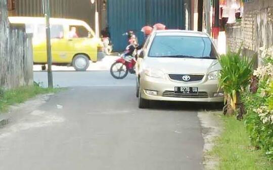 Punya Mobil Gak Punya Garasi, Parkir Di Pinggir Jalan Pun Jadi.