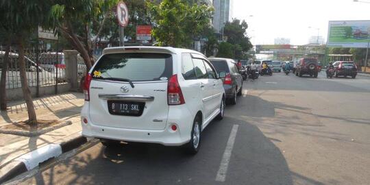 Punya Mobil Gak Punya Garasi, Parkir Di Pinggir Jalan Pun Jadi.