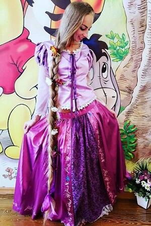 Alena, Pemilik Rambut Rapunzel yang Super Panjang!
